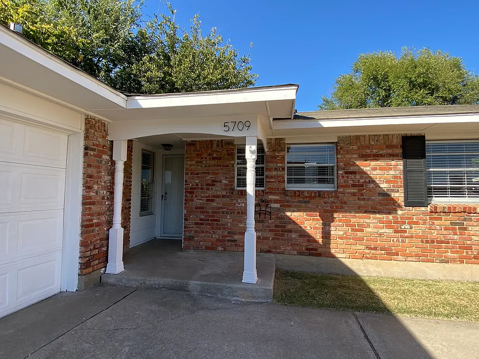 5709 NW Briarwood Dr