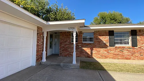 5709 NW Briarwood Dr Photo 1