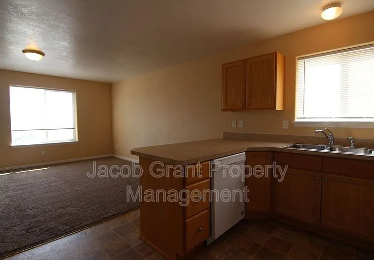 960 Eve Dr #2 — Photo 4