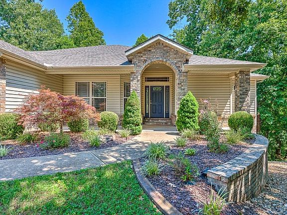 3rd image of 16 Cullen Hills Dr
