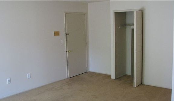 29157 Hayes Living Room Entrance and Closet