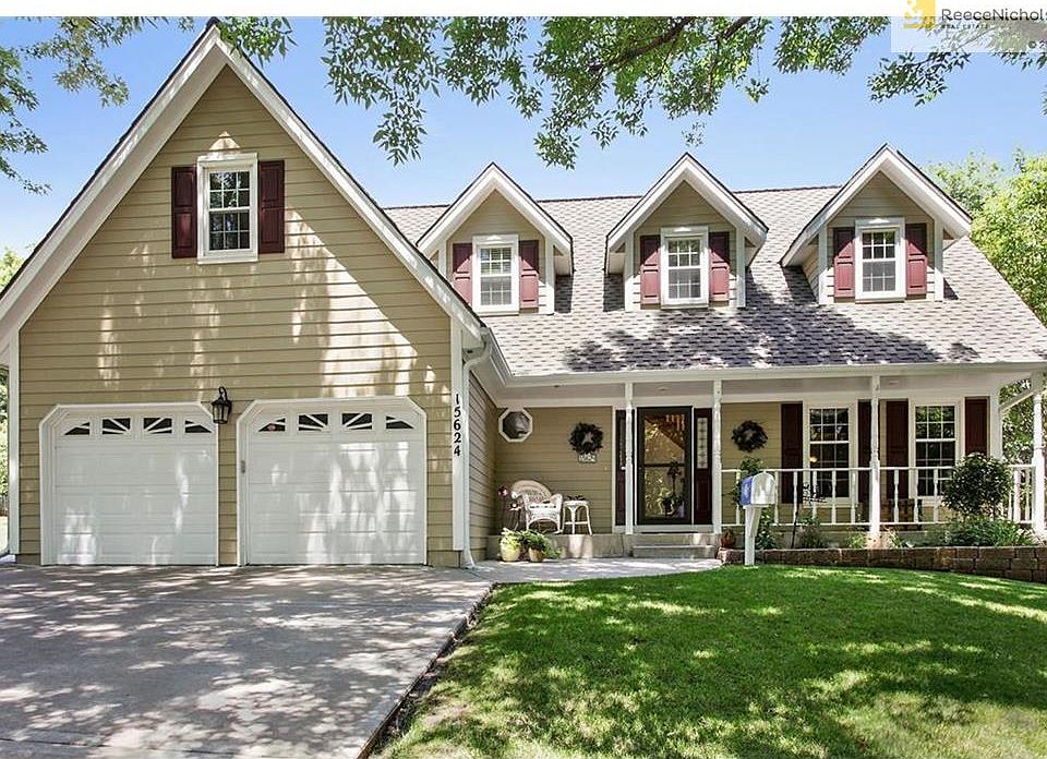 Beautiful & Immaculate Stoneridge 2 Story.  Wonderful charm & curb appeal.  A true "WOW" house.  Absolutely Move In Ready!