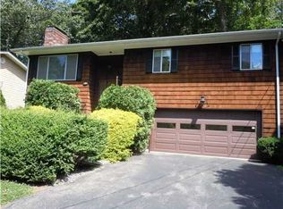 41 Windsor Ln, Cos Cob, CT 06807
