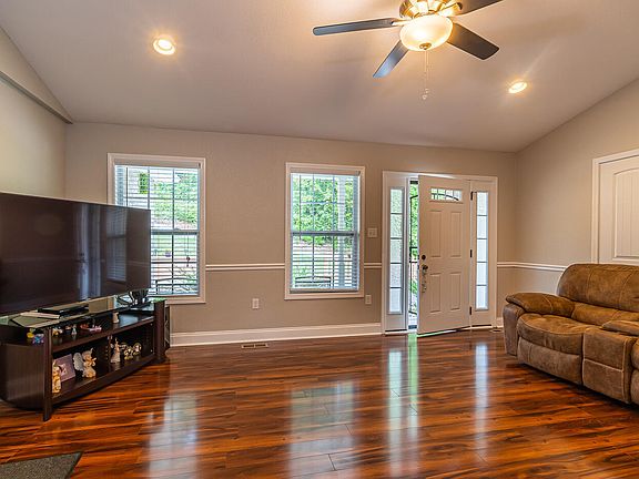 4th image of 5310 Comanche Dr