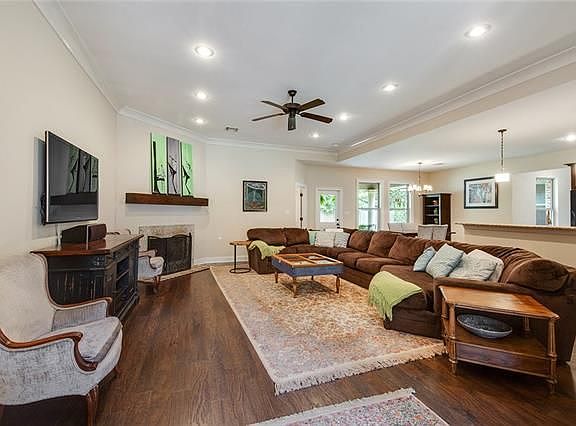4th image of 1705 Montgomery St