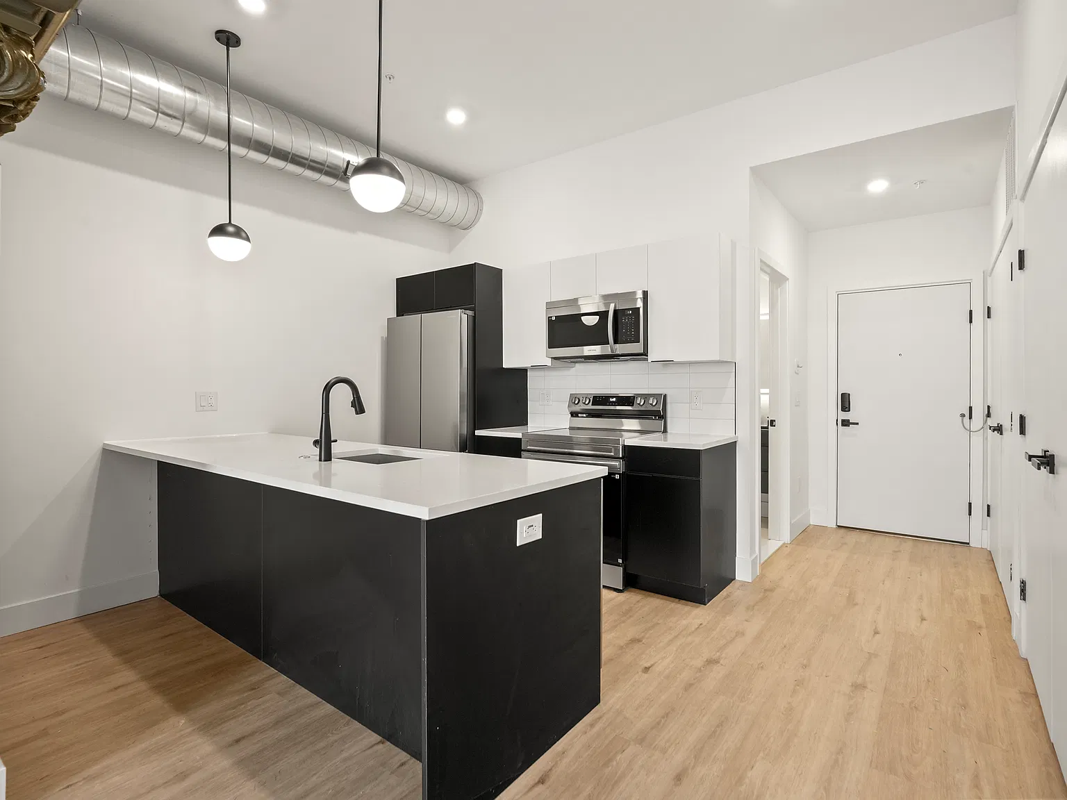 2 bed, 1100 sqft, $2,200 — Photo 3