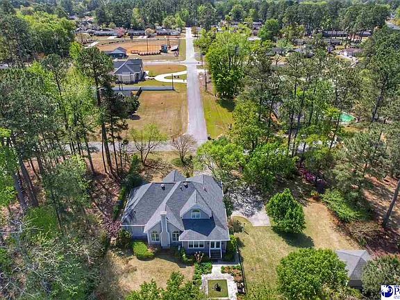 3rd image of 701 Laurel Ln