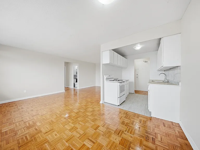 2275 Victoria Park Ave — Photo 2