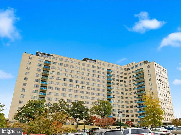 3rd image of 10201 Grosvenor Pl APT 1001