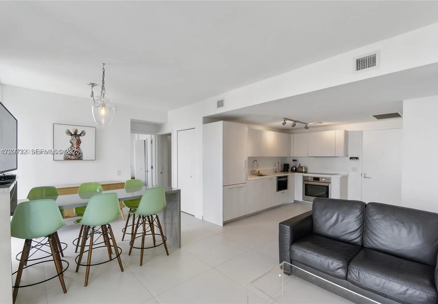 2 bed, 944 sqft, $4,100 — Photo 2