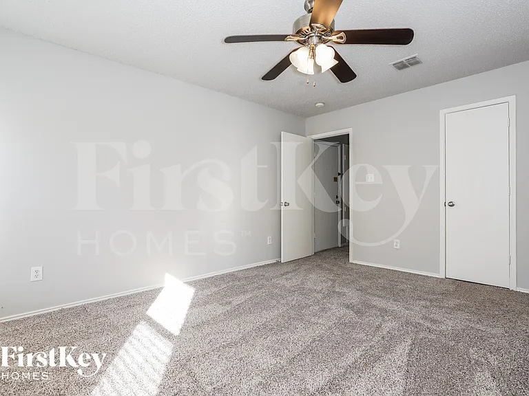 2447 Mallory Ln — Photo 8
