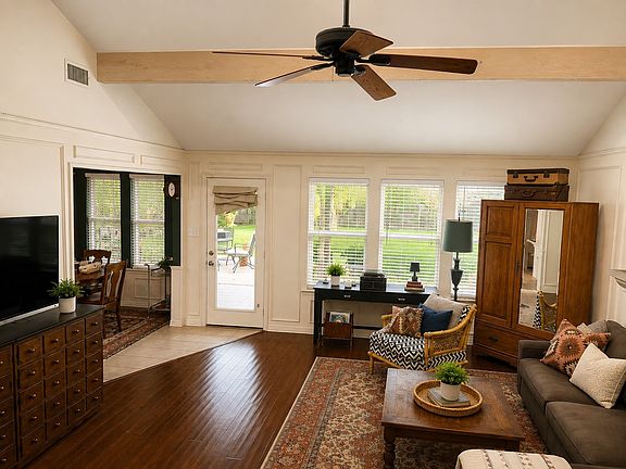 4th image of 2858 Cresthaven Dr