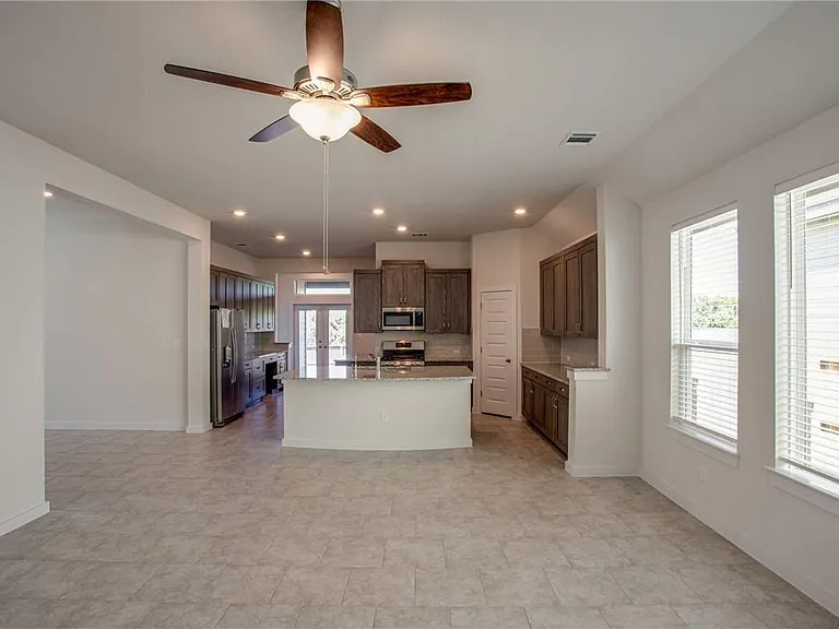 608 Saturnia Dr — Photo 5