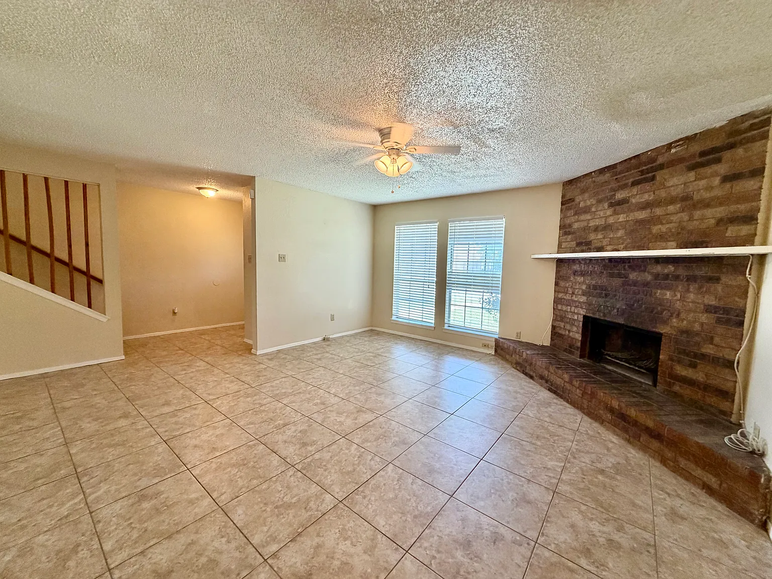 3 bed, 2.5 bath, 1696 sqft, $1,850 — Photo 2