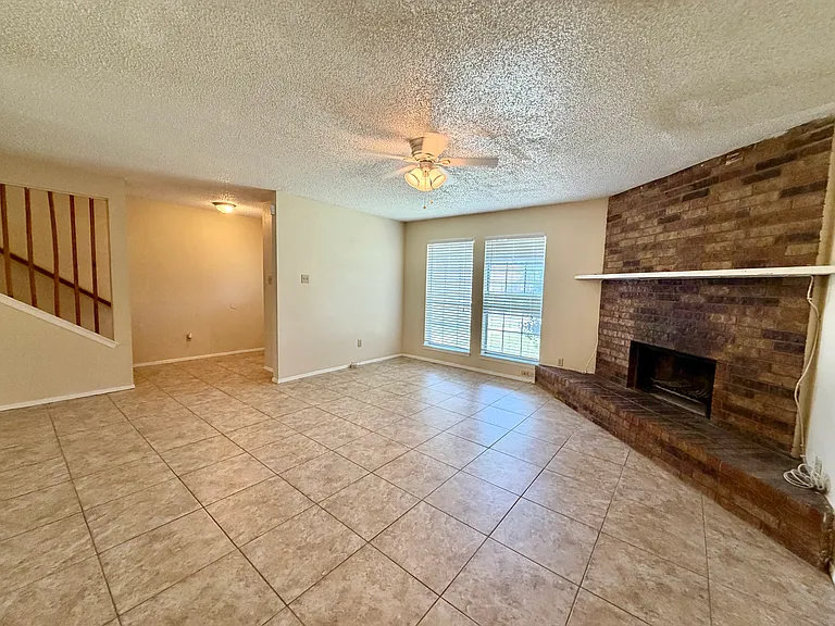 1301 Lovell Dr — Photo 2