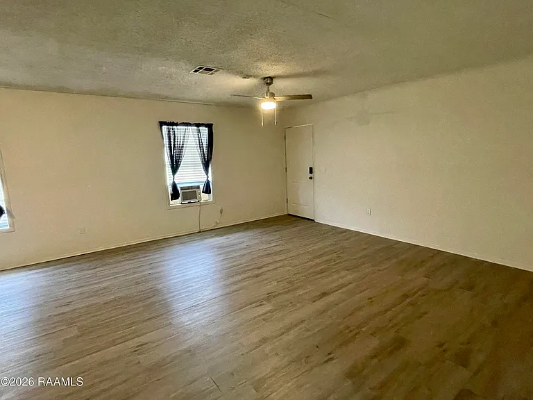391 W Railroad St #5 — Photo 9