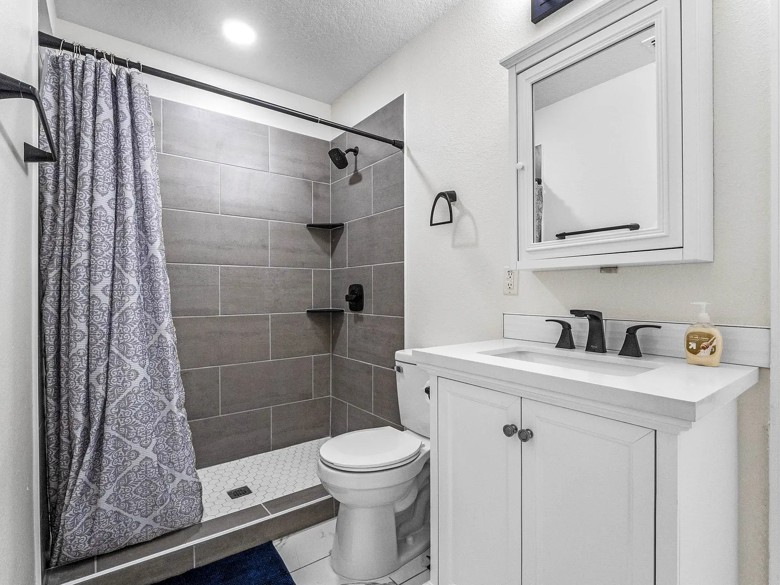 4 bed, 4.0 bath, 3514 sqft, $957 — Photo 4