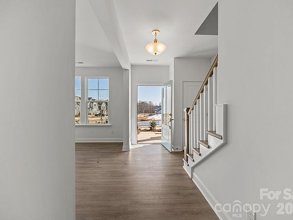 5th image of 128 Canary Ln