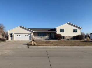 2016 Rainbow Rd, Grand Island, NE 68801