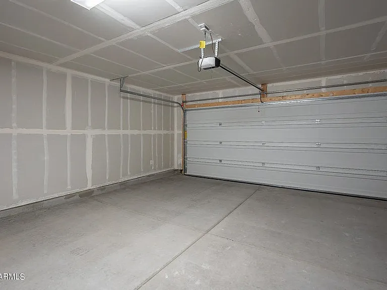 809 W Raymond St — Photo 17