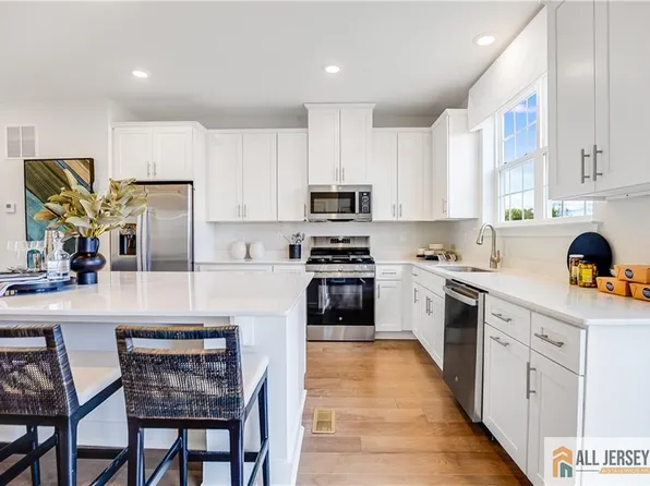 102 Fred Clark Dr, Pennington, NJ 08534