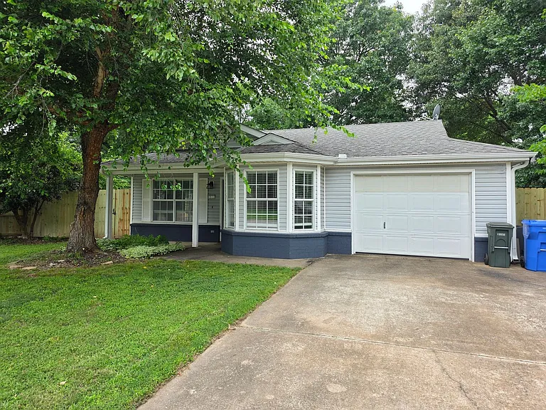 1511 N Greenleaf Dr — Photo 2