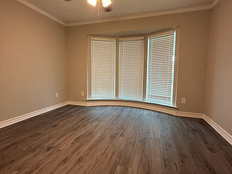 2425 Coleshire Dr — Photo 10