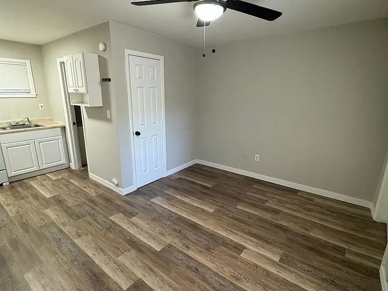 Creekside Apartments — Photo 12