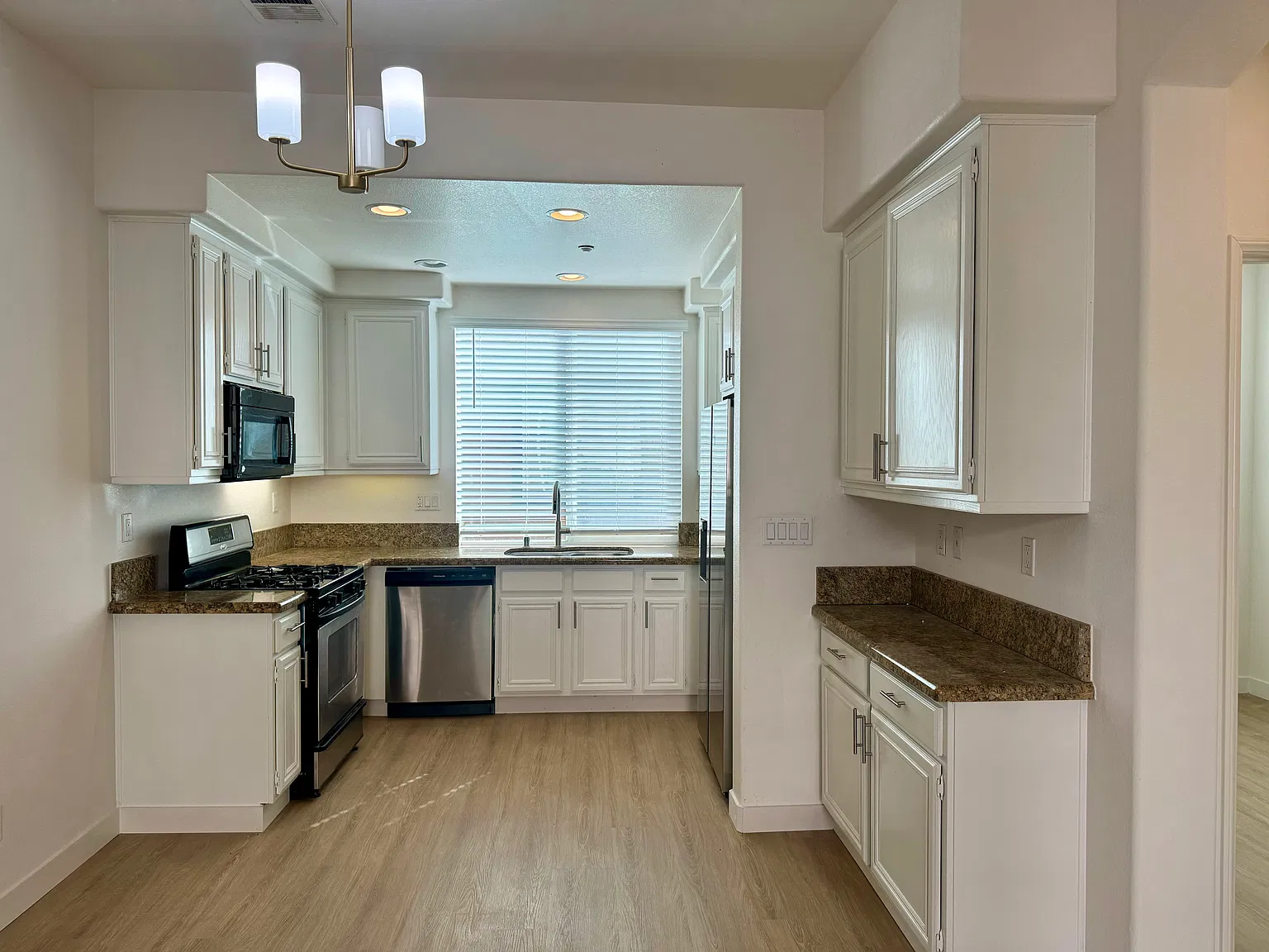 3 bed, 1279 sqft, $3,850 — Photo 3