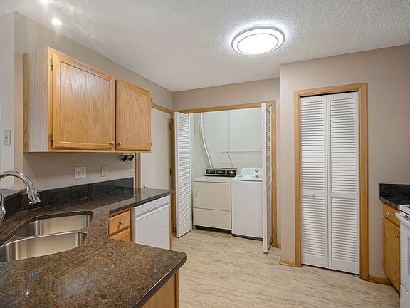 3rd image of 4075 Wilshire Cir