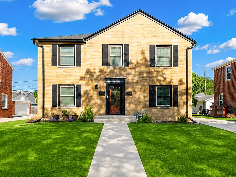 Fabulous Townhome Style Unit