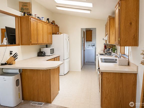 4th image of 772 Lincoln Avenue E