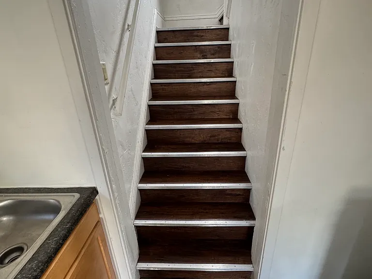 1016 Harney Ave — Photo 3