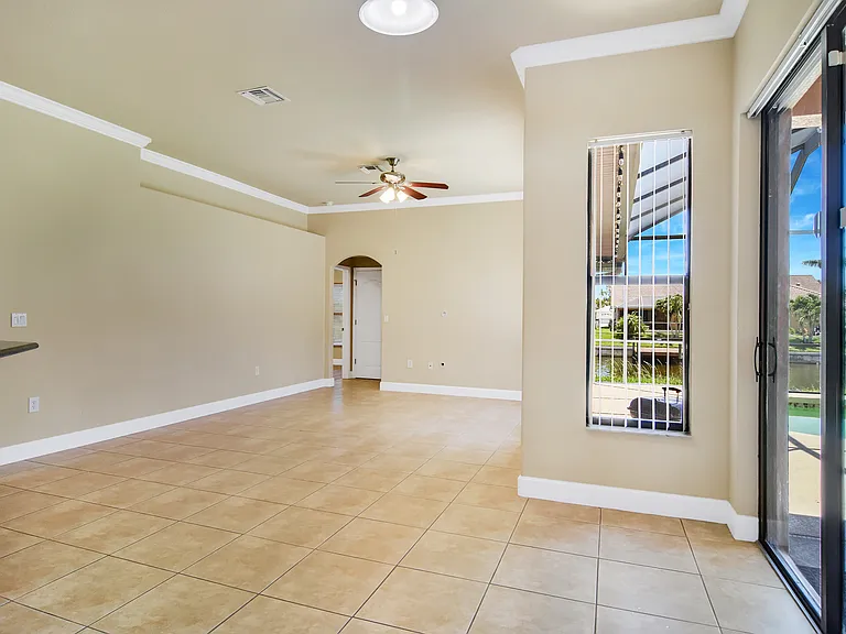 2110 SW 38th Ter — Photo 4