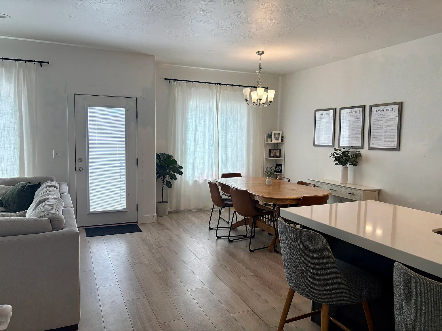 4 bed, 2.5 bath, 2327 sqft, $2,100 — Photo 4