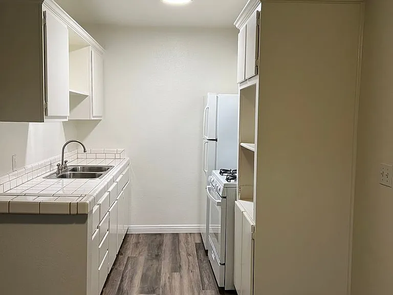 Hollywood Villa Apts. — Photo 18