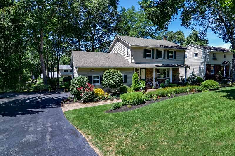2 car garage with driveway