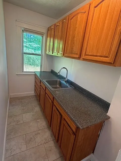 3 bed, 1.0 bath, 1016 sqft, $2,300 — Photo 4
