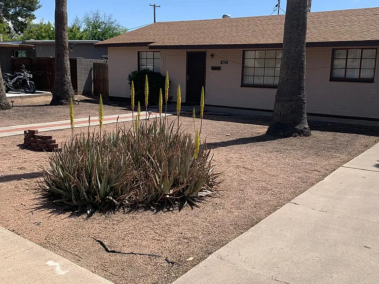 1425 E Hudson Dr — Photo 1