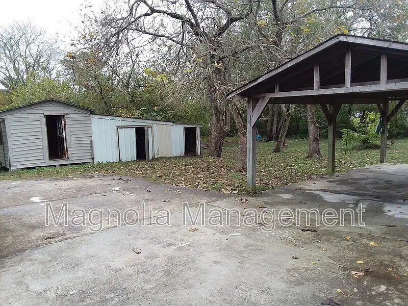 3 bed, 1.0 bath, $1,095 — Photo 2