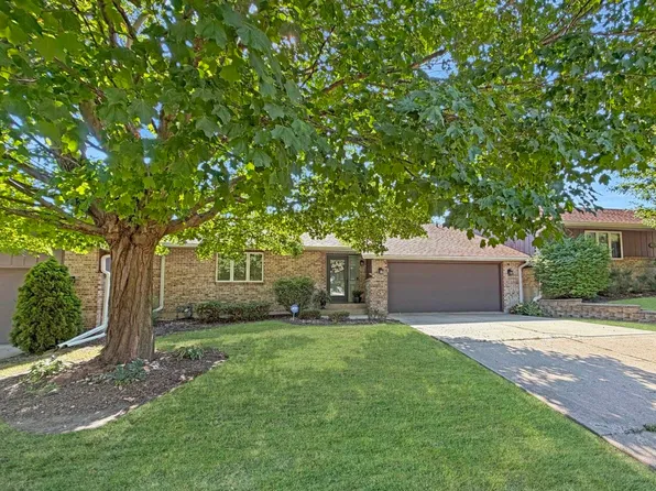 550 N Sierra Dr #15, Freeport, IL 61032