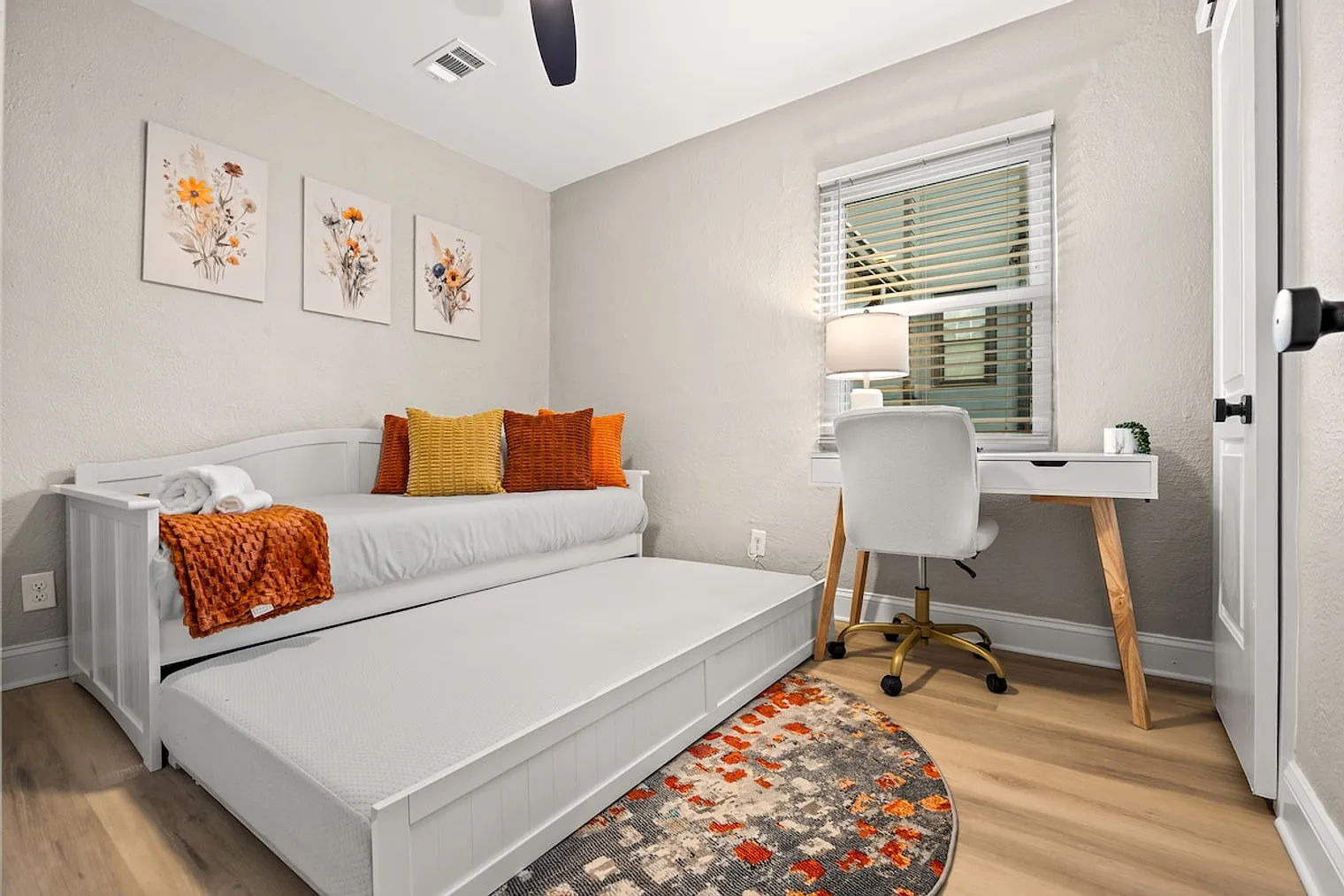 2 bed, 1.0 bath, $4,011 — Photo 4