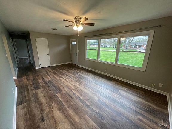 5th image of 489 Grandview Dr