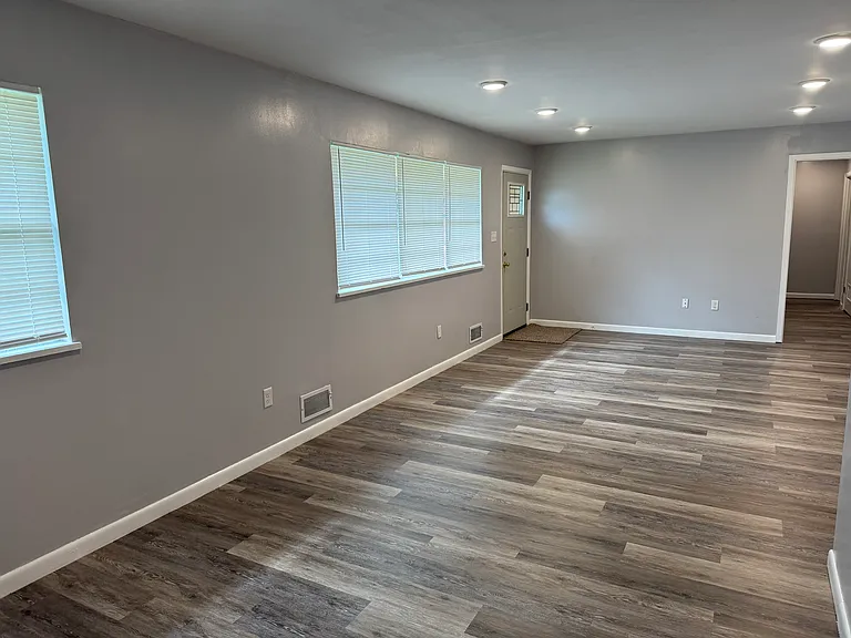 906 Locust Dr — Photo 3