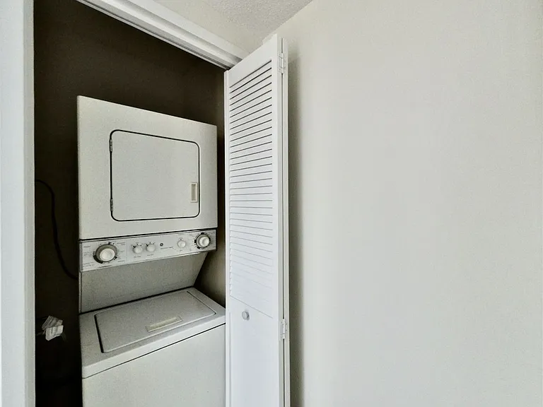1434 Harmon Cove Tower — Photo 9