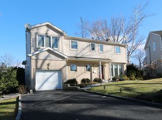 8 Reed Ct, Great Neck, NY 11024