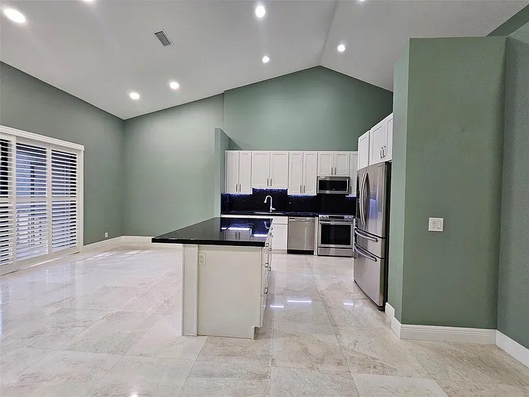 5770 Coach House Cir #F — Photo 7