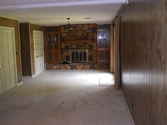 4th image of 200 Earl St