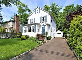 11 Bellingham Ln, Great Neck, NY 11023