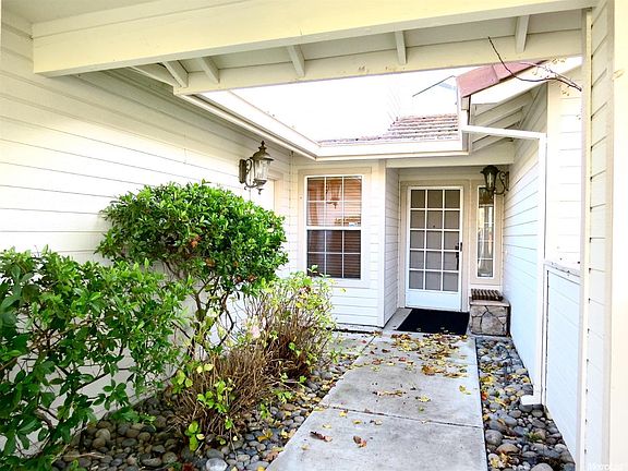 2nd image of 624 Buckinghorse Ct